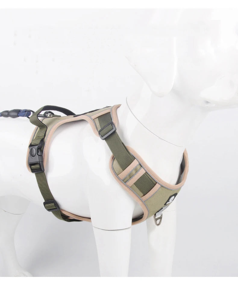 Harnais réfléchissant pour chien sans traction au cou. Harnais réglable, sans traction avec la sangle à la poitrine. Idéal pour la marche pour petits, moyens et grands chiens.